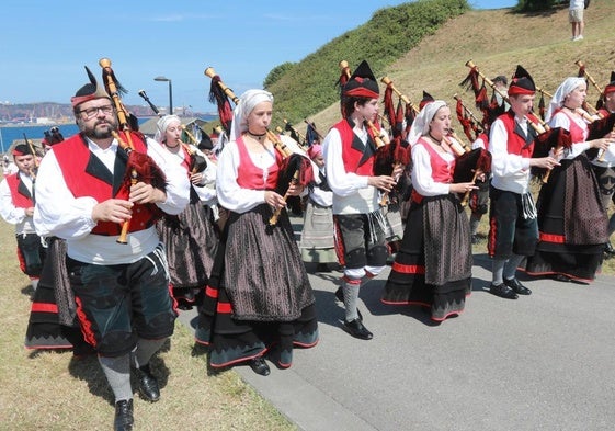 La Banda de Gaitas Villa de Xixón sube al Cerro durante el desfile.