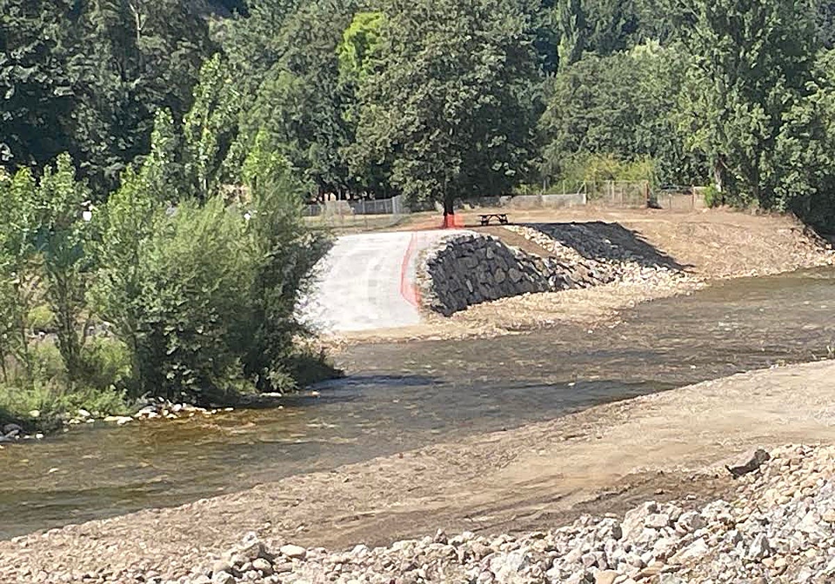La rampa habilitada para que las embarcaciones salgan del río Nalón al prau de La Chalana.