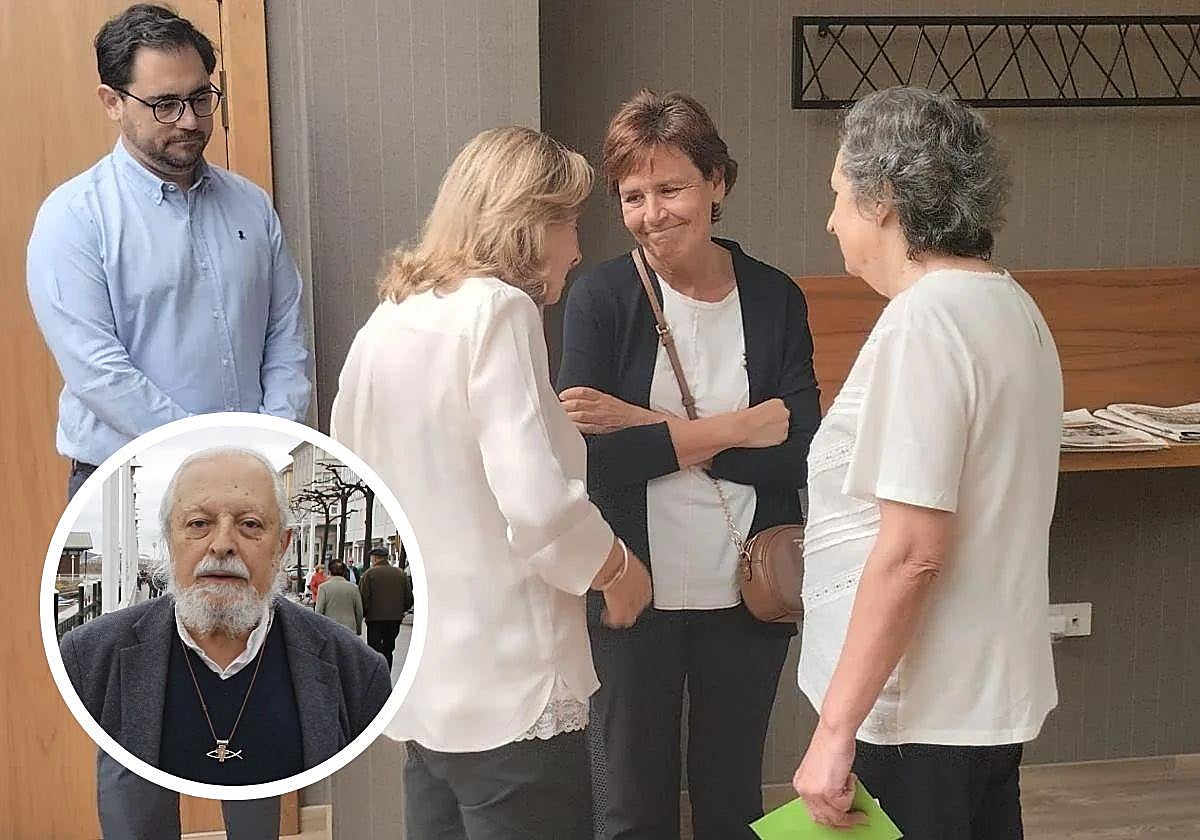 La alcaldesa Carmen Moriyón, con las hermanas de José Ignacio García Santaclara, este domingo, en el Tanatorio de Cabueñes.