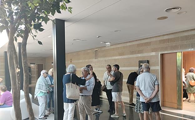 Laura González saluda a Floro, este domingo, en el Tanatorio de Cabueñes, donde acudieron a la capilla ardiente de José Antonio García Santaclara.