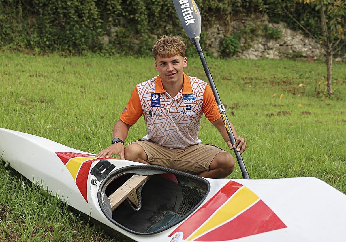 Daniel Montes, junto a una de las piraguas con las que entrena.