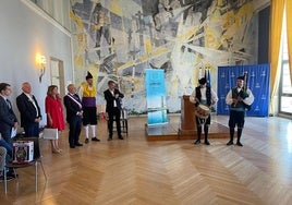 La directora general de Agricultura, Begoña López; el alcalde de Lorient, fabrice Lohe, e Iñaki Sánchez Santianes escuchan la música de Diego Lobo y Pelayo Suárez durante la recepción.