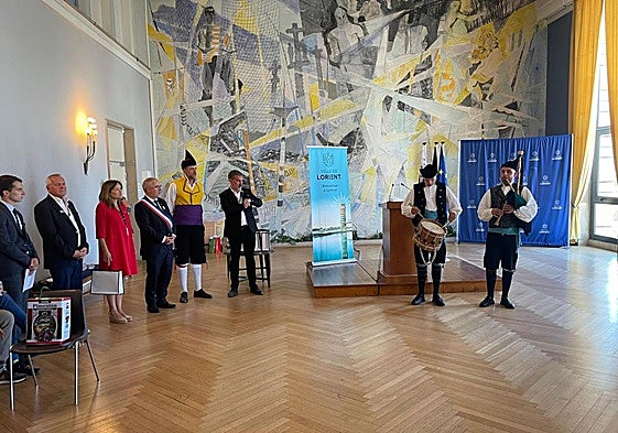 La directora general de Agricultura, Begoña López; el alcalde de Lorient, fabrice Lohe, e Iñaki Sánchez Santianes escuchan la música de Diego Lobo y Pelayo Suárez durante la recepción.