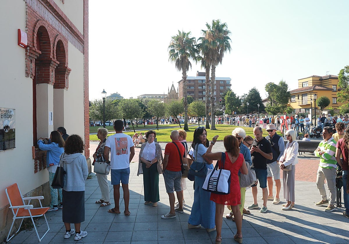 Los primeros en llegar a la taquilla de la plaza de toros lo hacían cerca de las seis de la mañana.