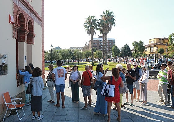 Los primeros en llegar a la taquilla de la plaza de toros lo hacían cerca de las seis de la mañana.