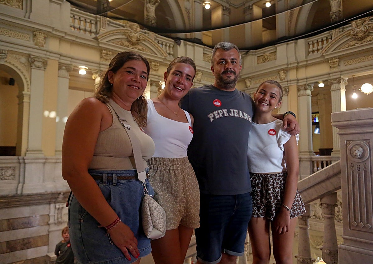 Imagen secundaria 1 - Jornadas de puertas abiertas en la Junta General del Principado de Asturias: «Es muy majestuosa y las escaleras impresionan»
