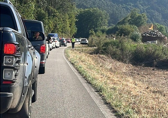 El accidente causó retenciones en el tráfico de la zona.