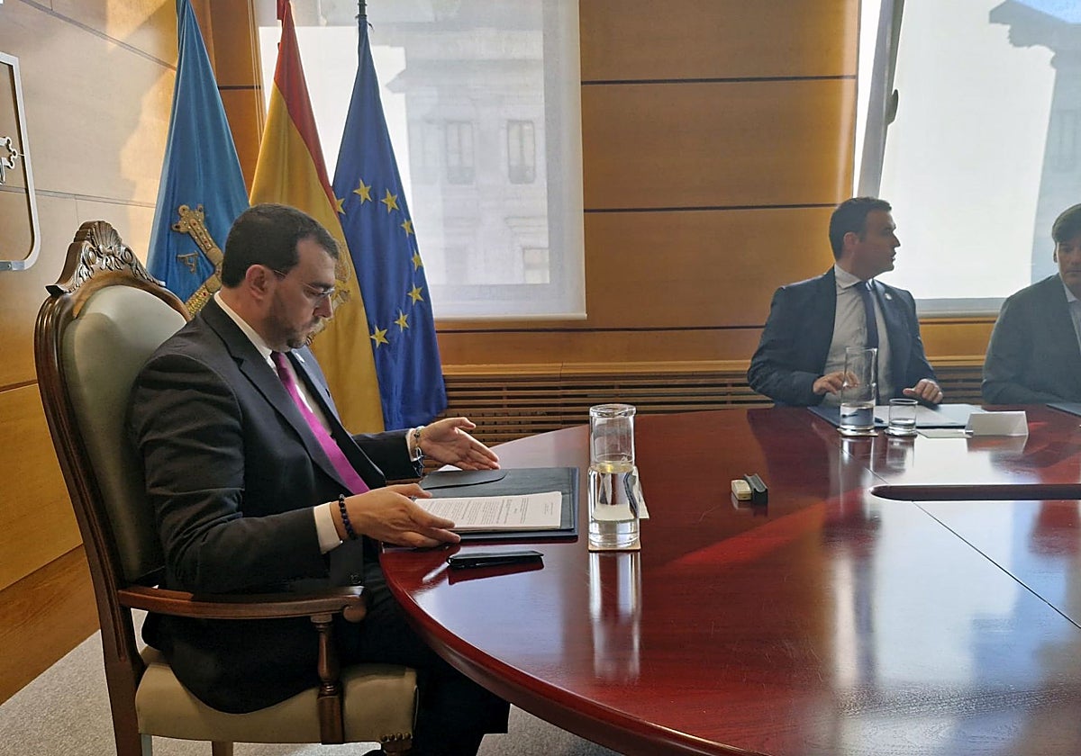 El presidente del Principado repasa unos informes antes de comenzar el Consejo de Gobierno.