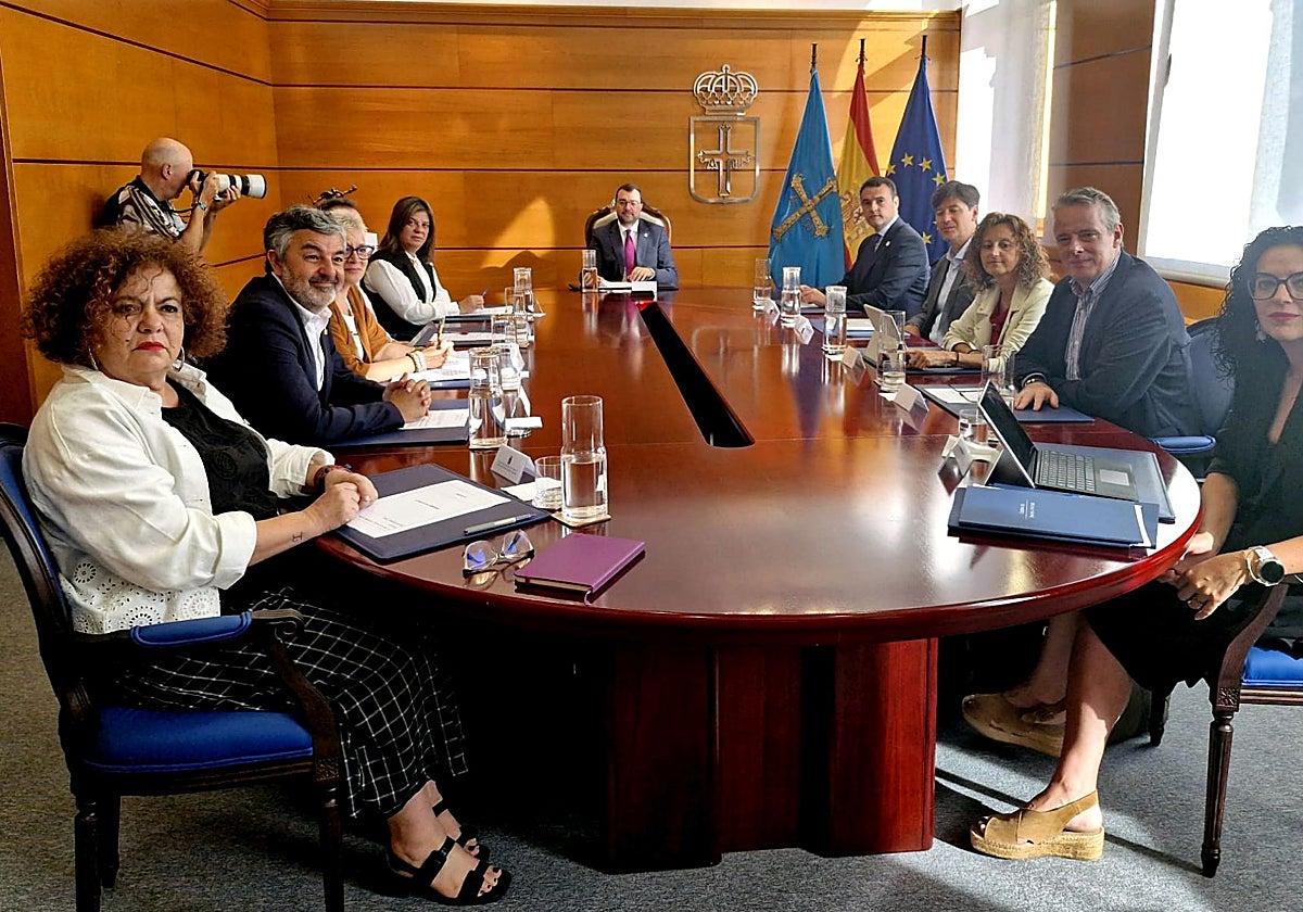 Reunión del Consejo de Gobierno presidida por Barbón, incorporado ya tras sus vacaciones.