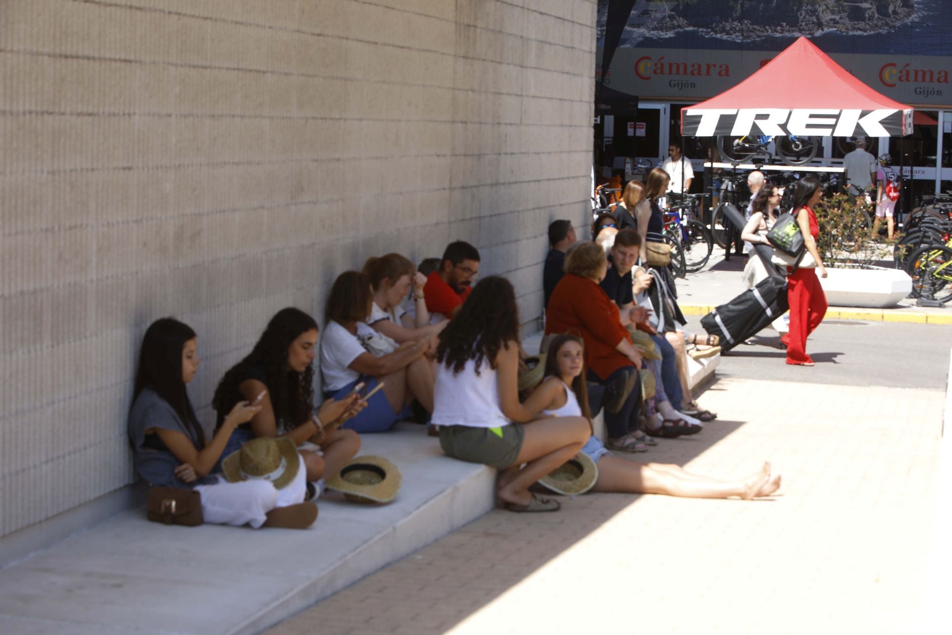 Las playas, los helados y las piscinas alivian la ola de calor en Asturias