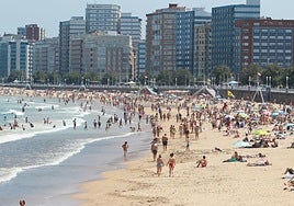 La playa de San Lorenzo este lunes, a reventar antes de que ondeara la bandera roja por presencia de carabelas portuguesas.