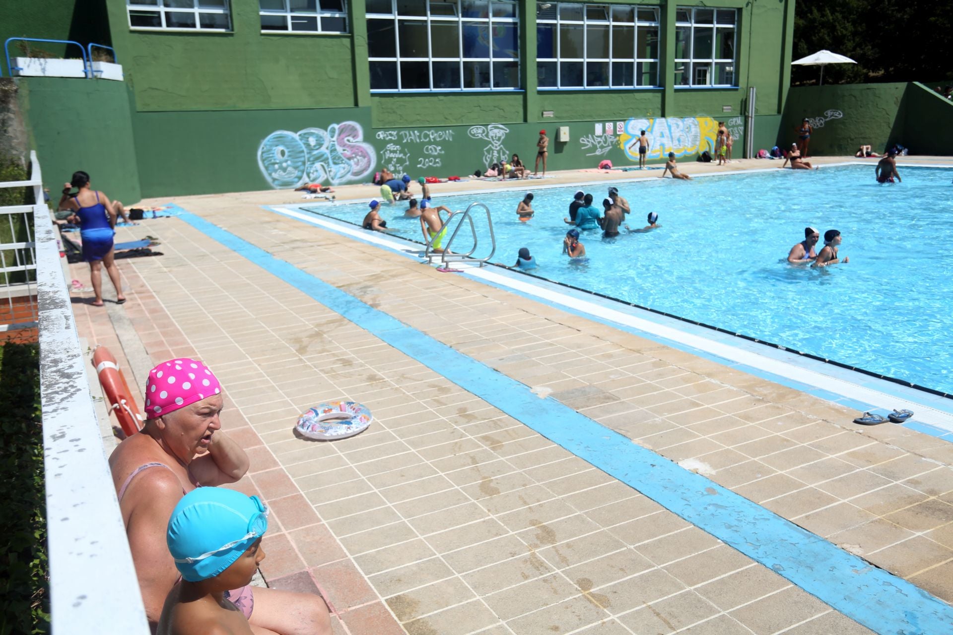 Las playas, los helados y las piscinas alivian la ola de calor en Asturias