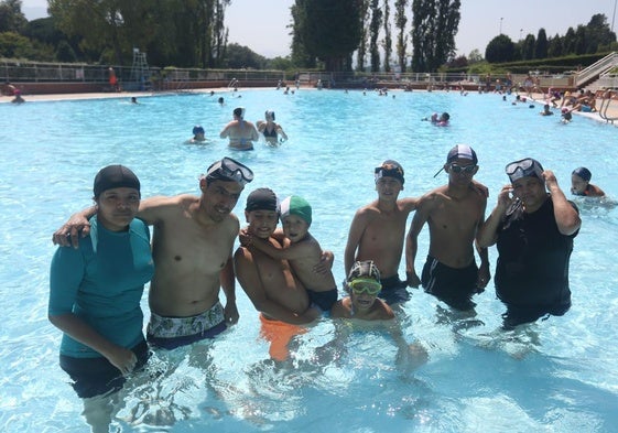 Una familia se refresca en la piscina