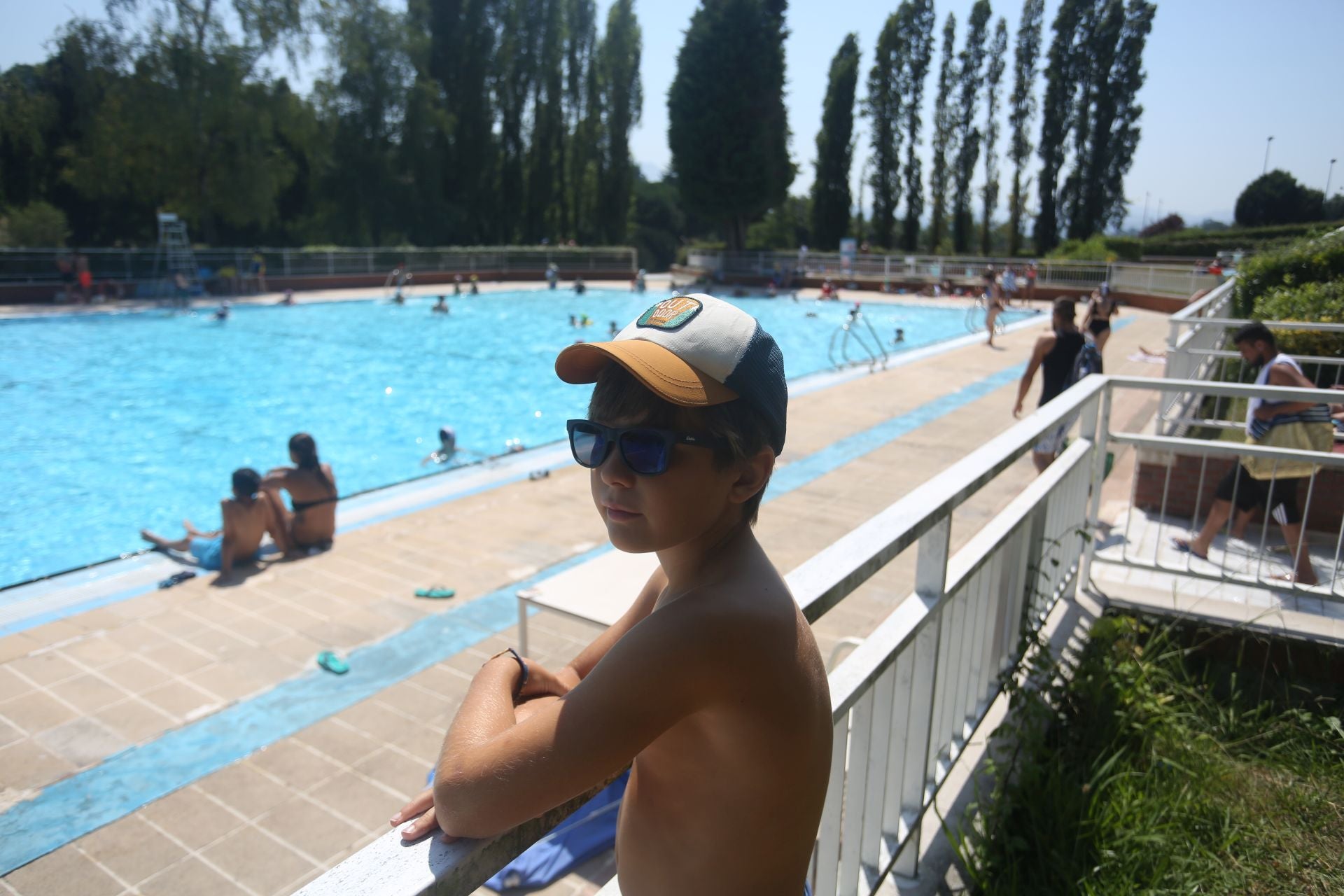 Las playas, los helados y las piscinas alivian la ola de calor en Asturias