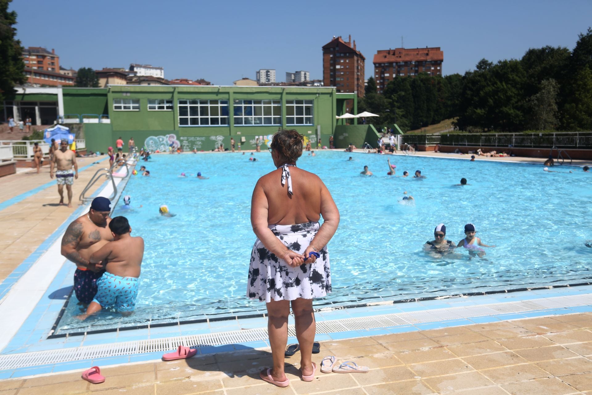 Las playas, los helados y las piscinas alivian la ola de calor en Asturias