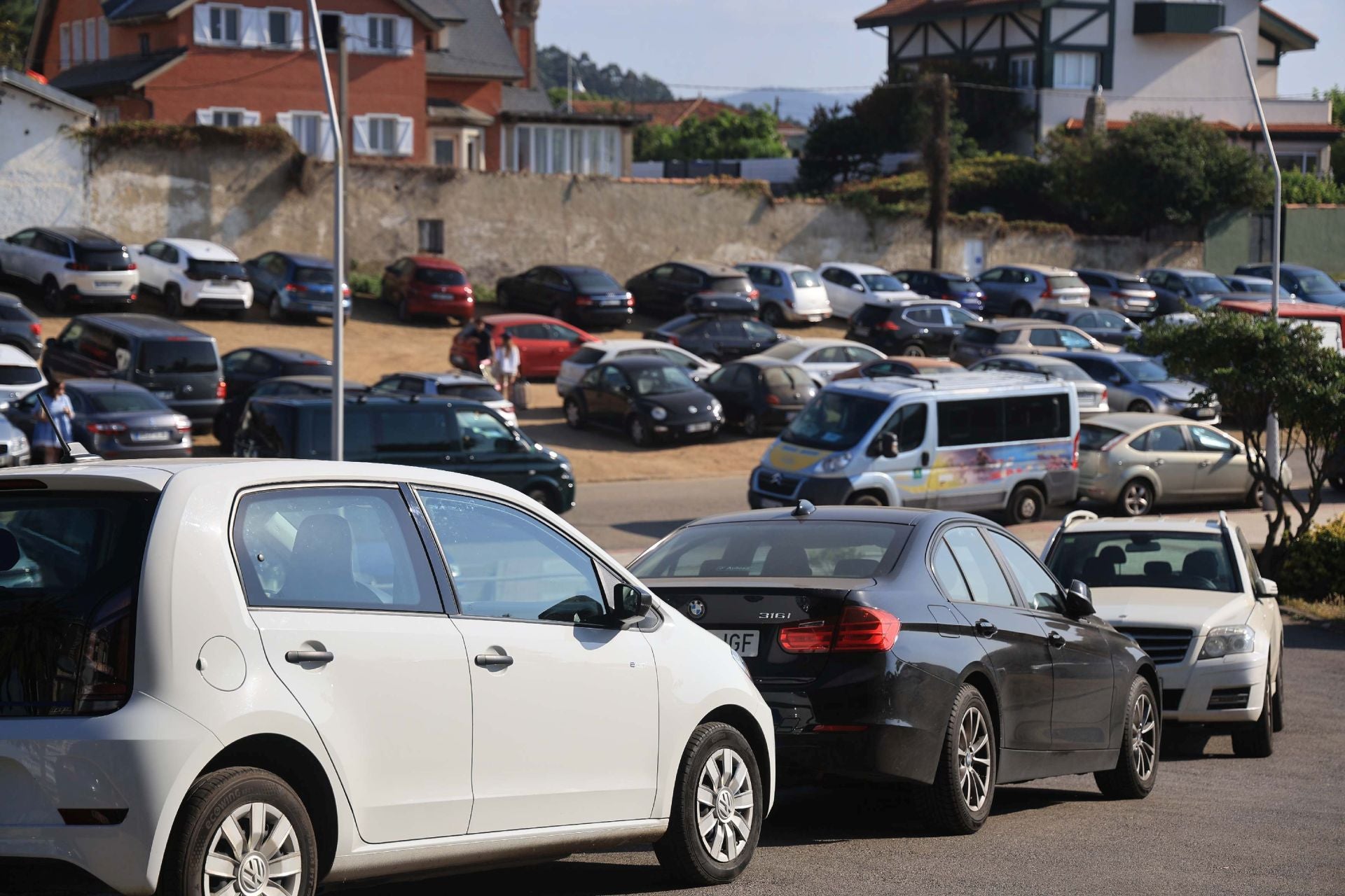 Las playas, los helados y las piscinas alivian la ola de calor en Asturias
