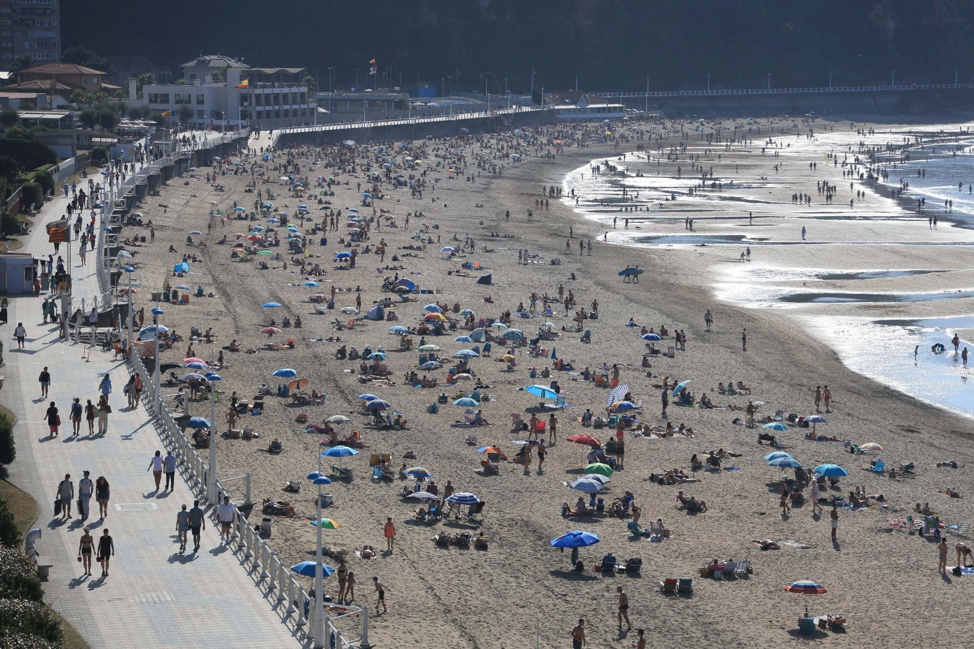 Las playas, los helados y las piscinas alivian la ola de calor en Asturias