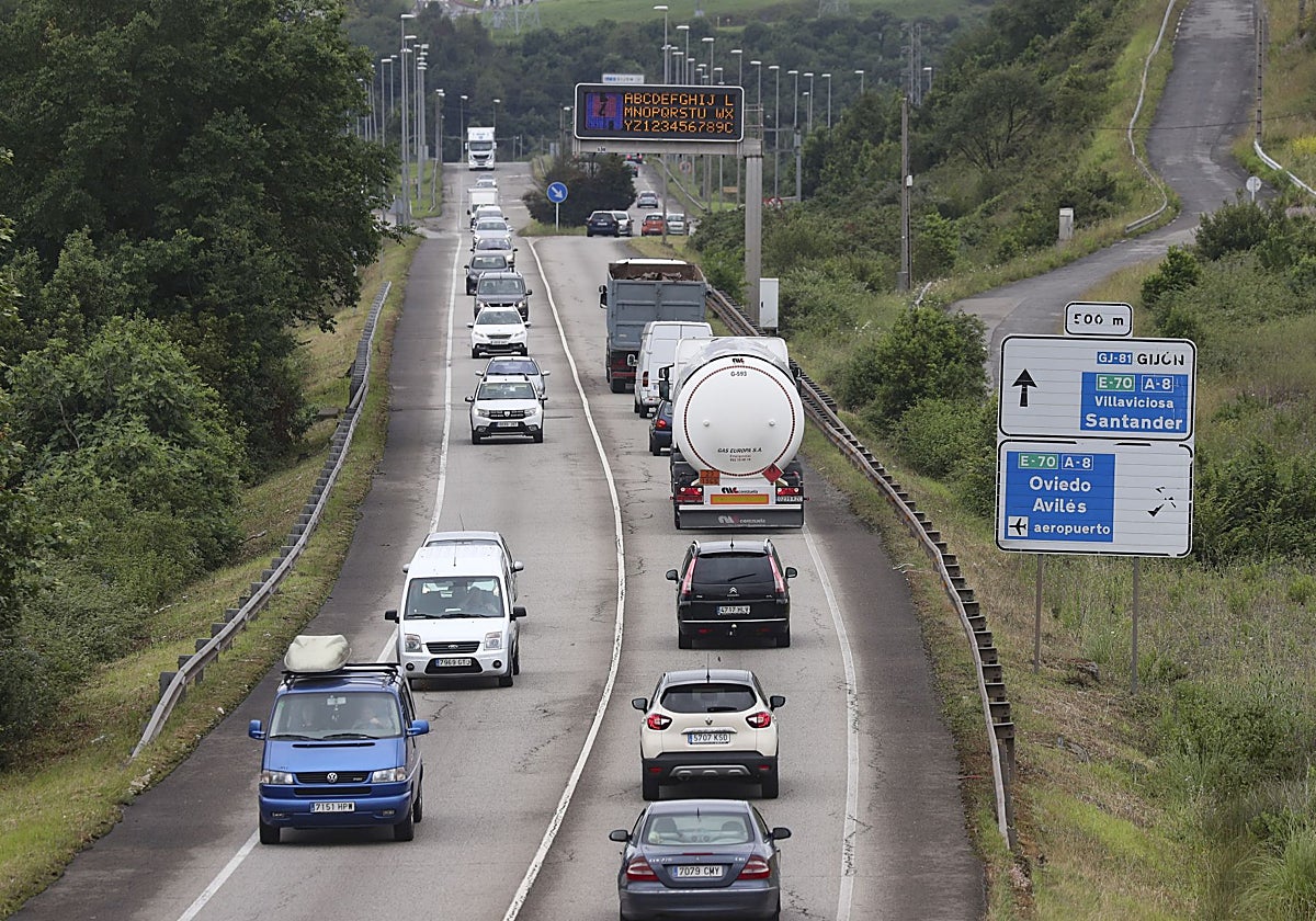 Tráfico denso en la AS-19, donde se ha instalado un radar de tramo.