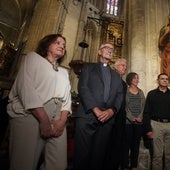 Otilia Requejo, José Ramón Garcés, Benito Gallego, Emilia Fernández, Jesús Puras y Antón García, delante de la restaurada imagen de El Salvador.