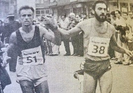 Cecilio Benito y Luis Fernández cruzando la línea de meta agarrados de la mano.