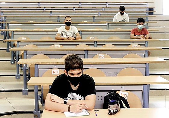 Estudiantes en la Universidad de Oviedo al inicio del curso 2020-2021.