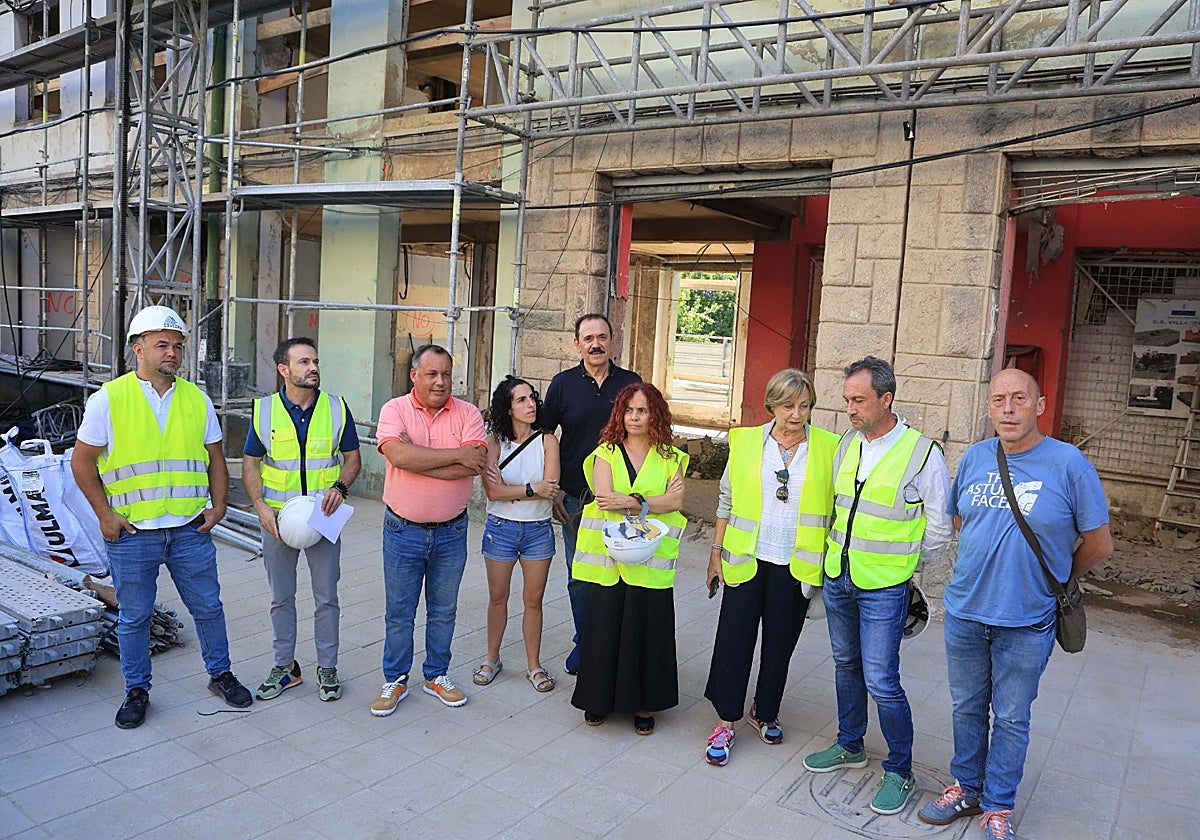 El consejero de Vivienda, Oviedio Zapico (segundo por la derecha), visitó las obras de Francisco Legorburo junto a la alcaldesa de Avilés y parte del equipo de gobierno.