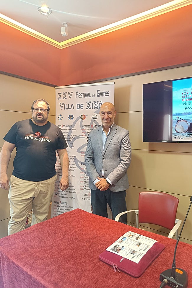 José Luis García, director de la Banda de Gaites Villa de Xixón, y Óliver Suárez, presidente de Divertia, antes de la presentación del programa del XXV Festival de Gaites.