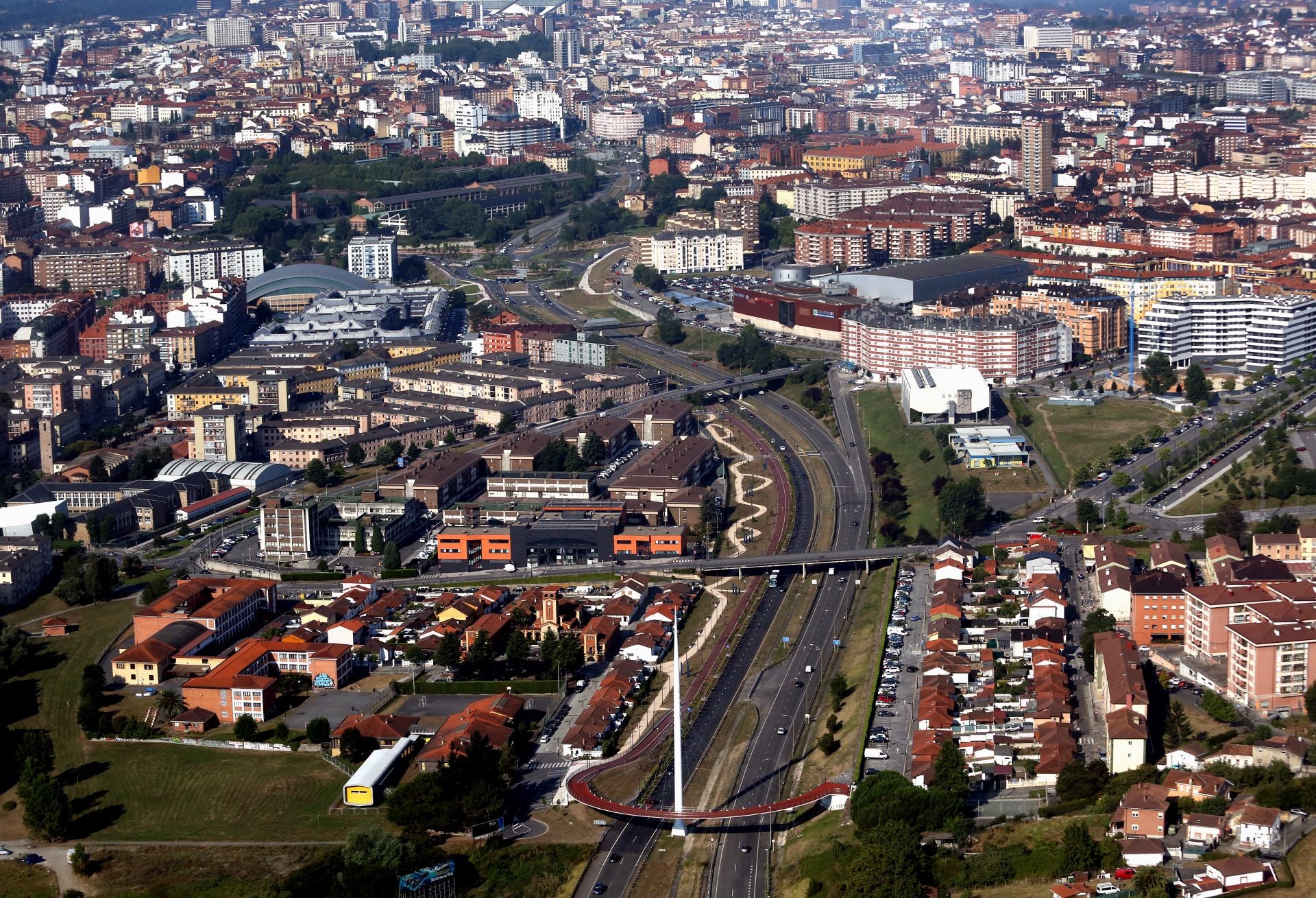 Así se ve Oviedo desde el helicóptero de la Policía Nacional