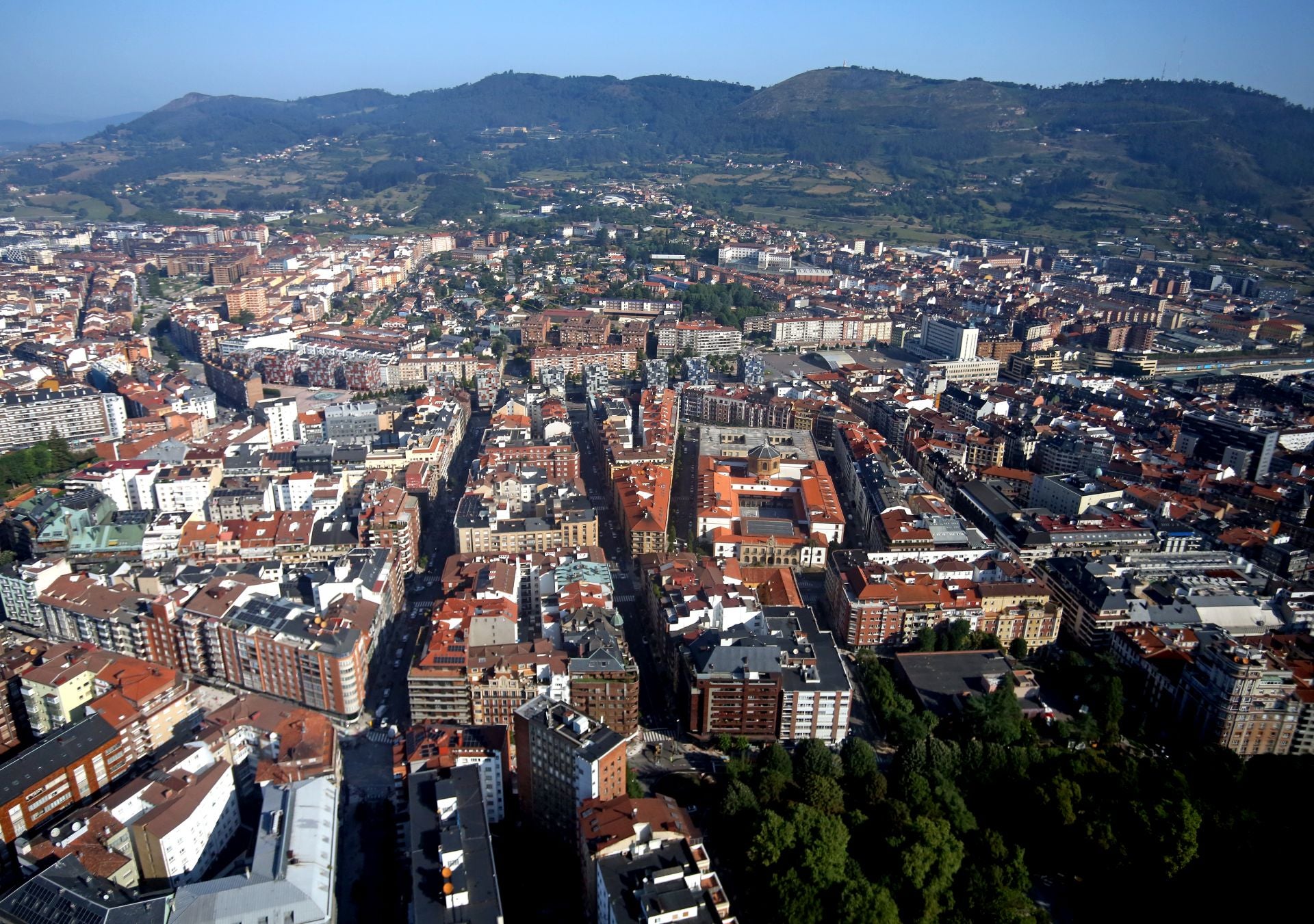 Así se ve Oviedo desde el helicóptero de la Policía Nacional