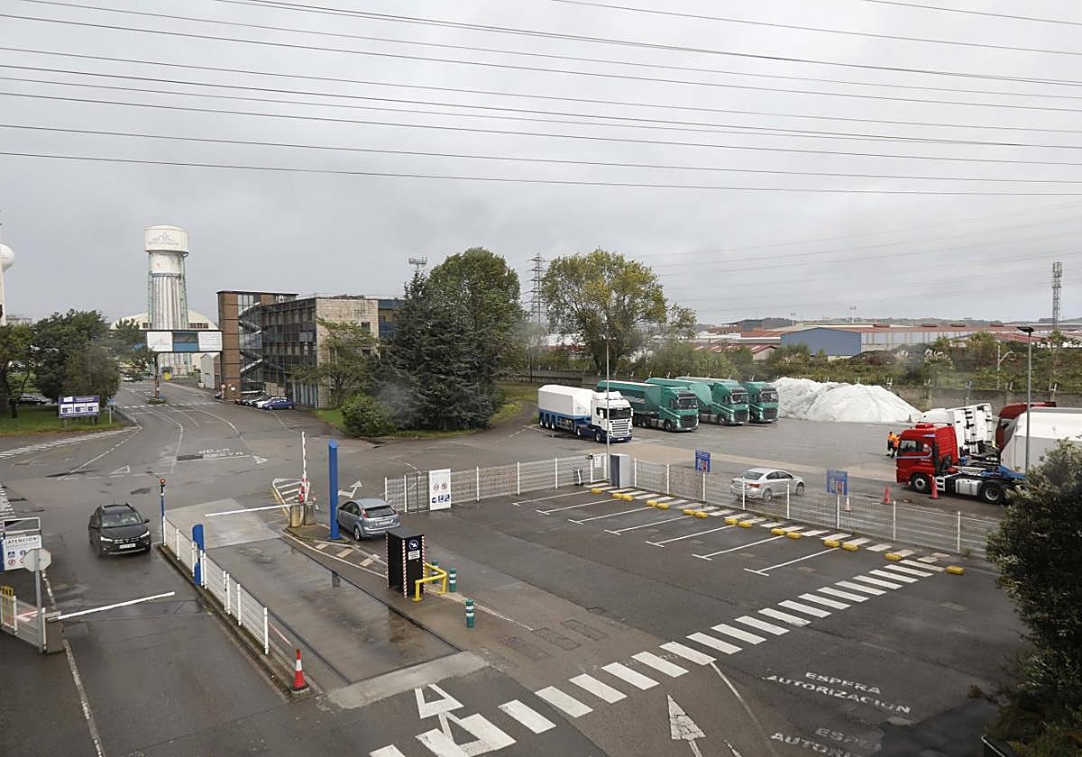 Vista del acceso a la factoría de Saint-Gobain en La Maruca.