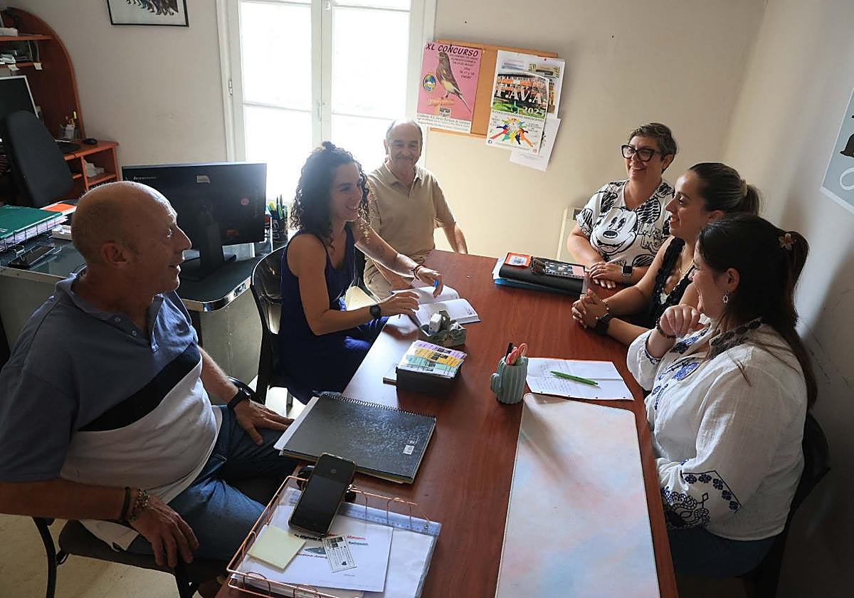 Agustín Medina y Llarina González, con los vecinos.