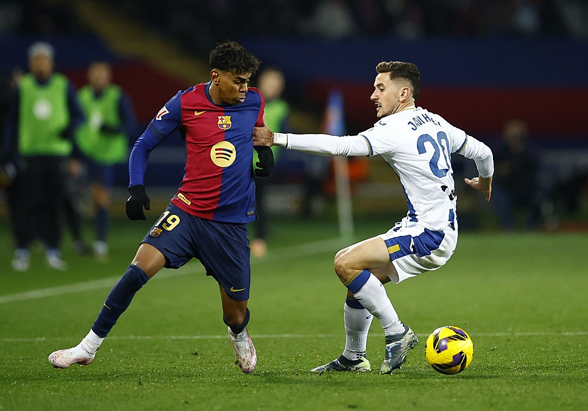 El exoviedista Javi Hernández, en un partido con el Leganés, marcando a Lamine Yamal.