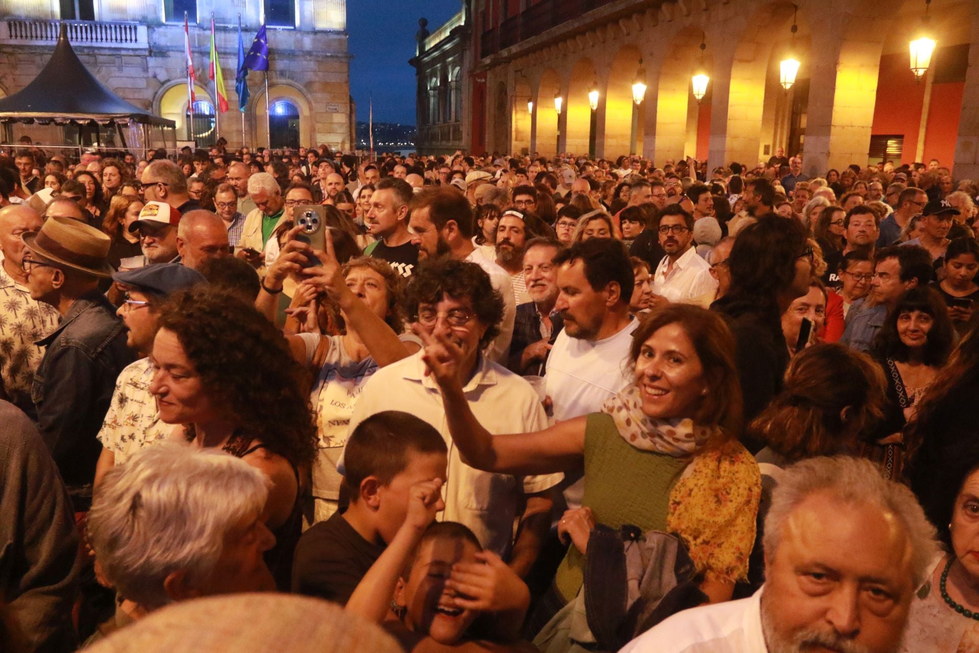 Semana Grande en Gijón: Kiko Veneno prende la mecha a una plaza Mayor abarrotada