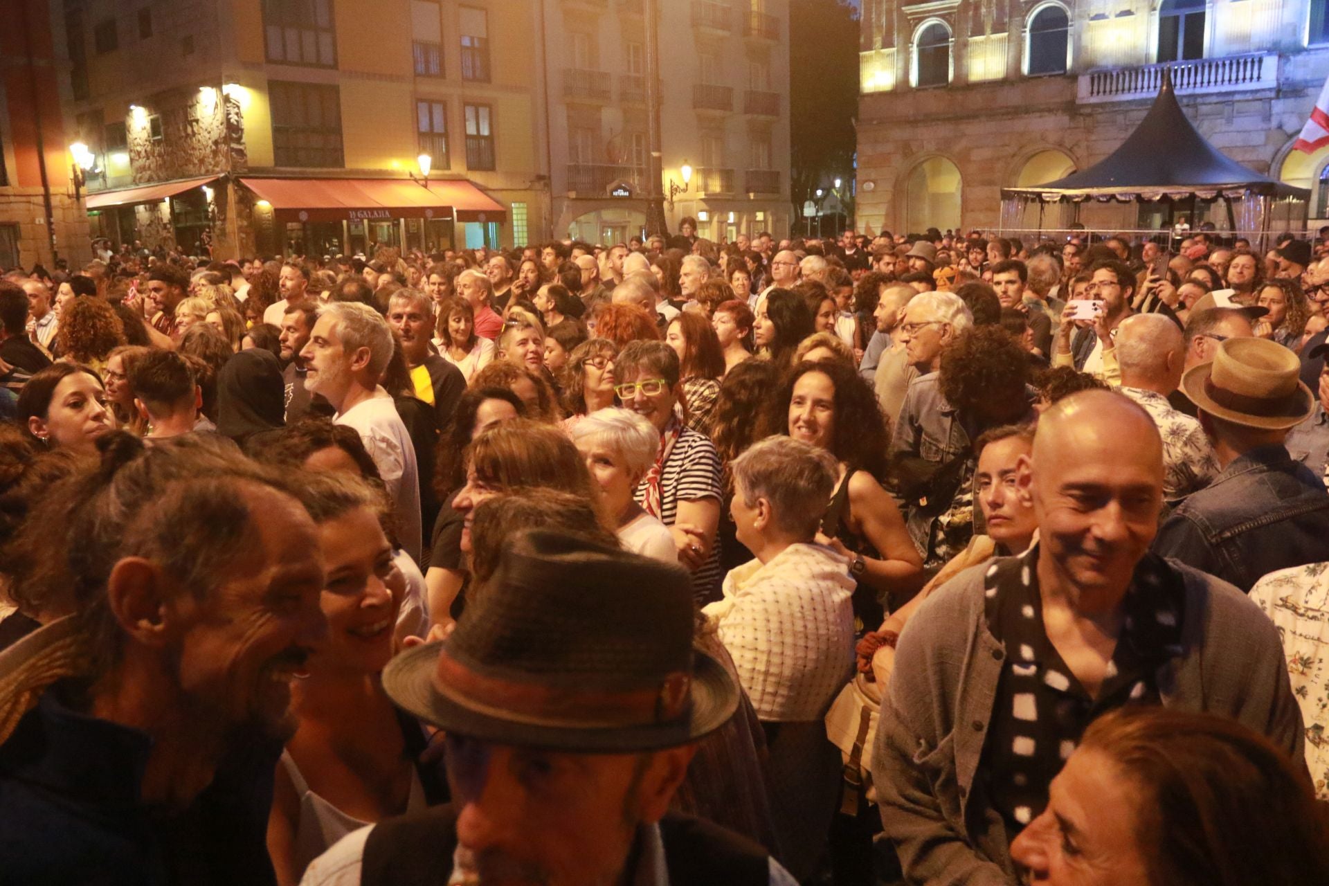 Semana Grande en Gijón: Kiko Veneno prende la mecha a una plaza Mayor abarrotada