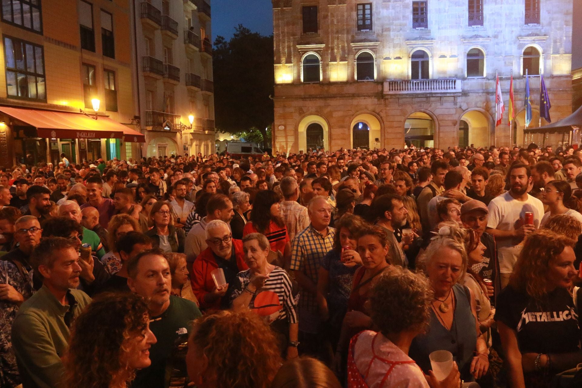 Semana Grande en Gijón: Kiko Veneno prende la mecha a una plaza Mayor abarrotada