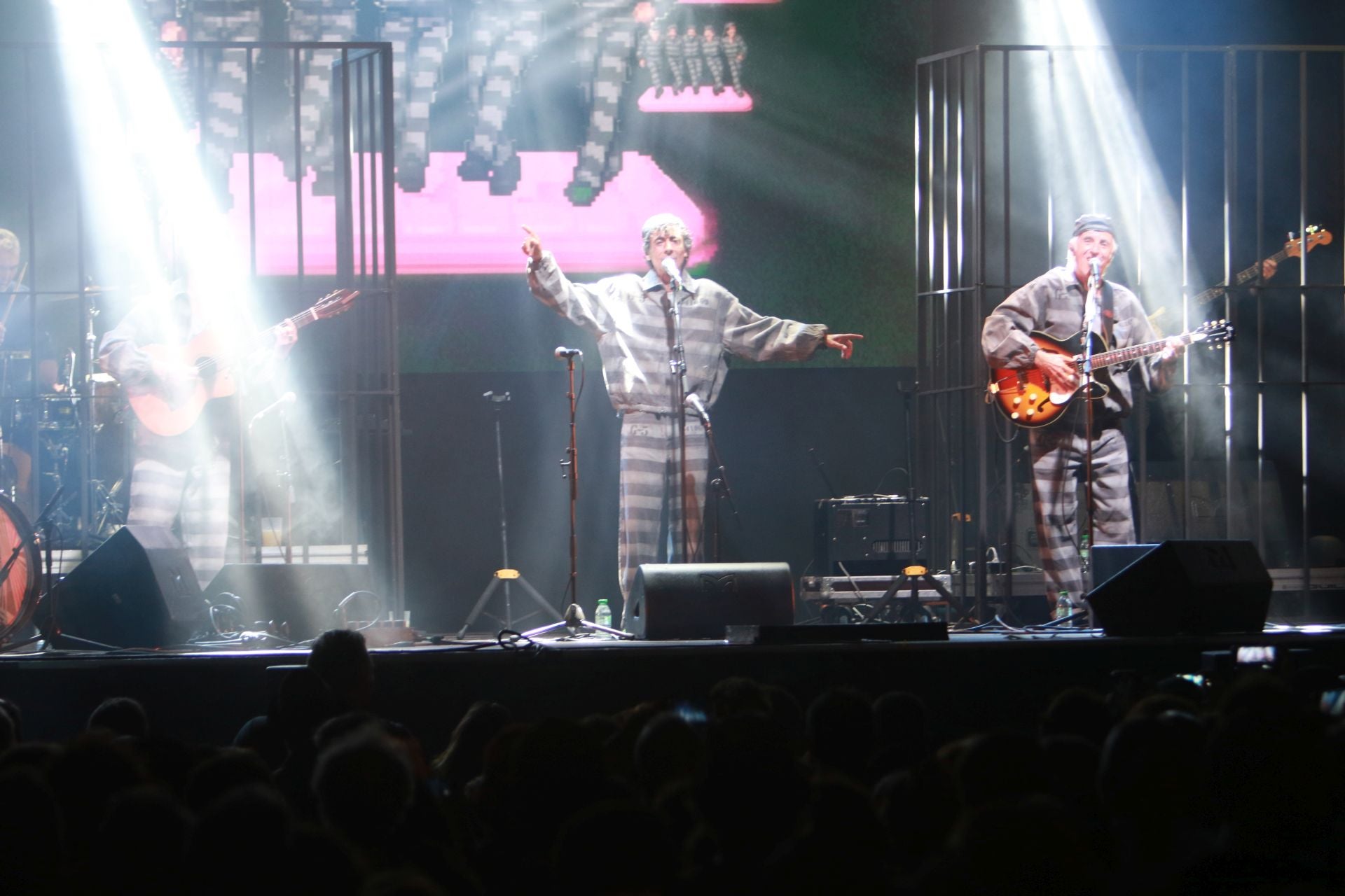 Semana Grande en Gijón: Kiko Veneno prende la mecha a una plaza Mayor abarrotada