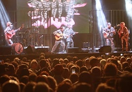 Semana Grande en Gijón: Kiko Veneno prende la mecha a una plaza Mayor abarrotada