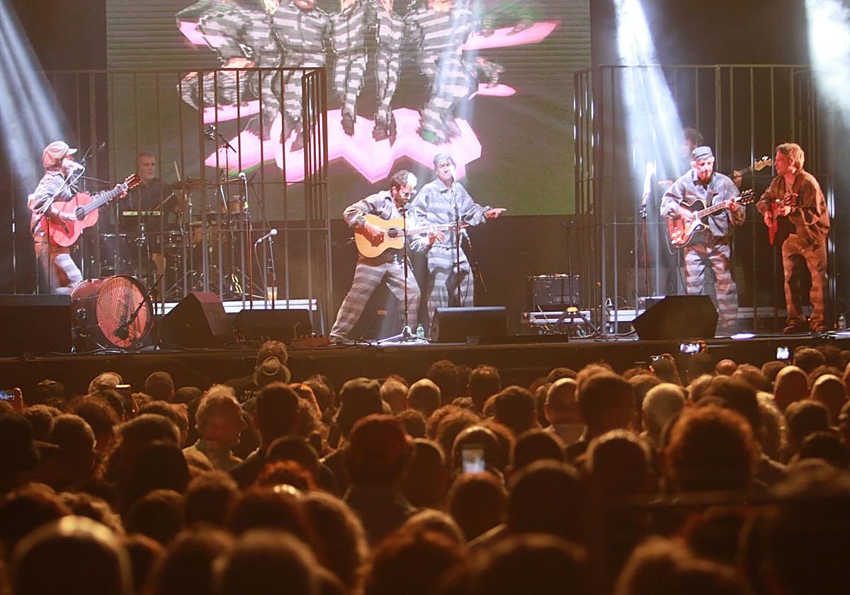 Semana Grande en Gijón: Kiko Veneno prende la mecha a una plaza Mayor abarrotada