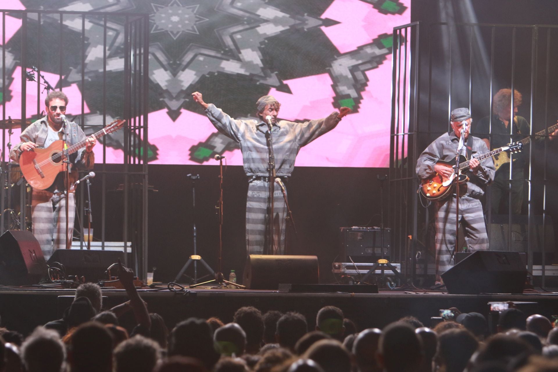 Semana Grande en Gijón: Kiko Veneno prende la mecha a una plaza Mayor abarrotada