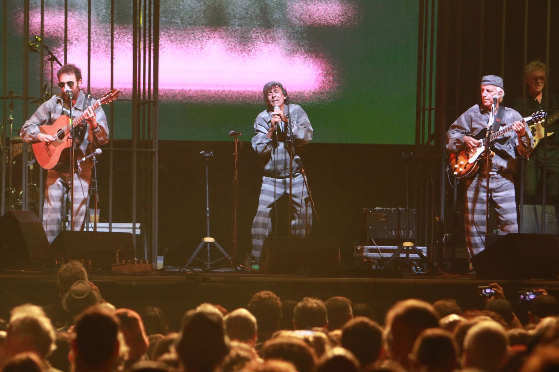 Semana Grande en Gijón: Kiko Veneno prende la mecha a una plaza Mayor abarrotada