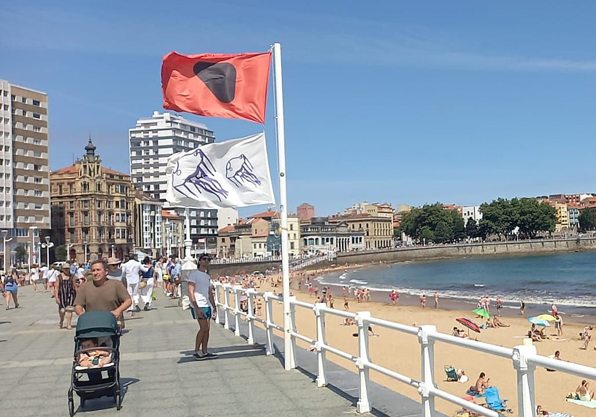 Bandera roja en la playa de San Lorenzo de Gijón.