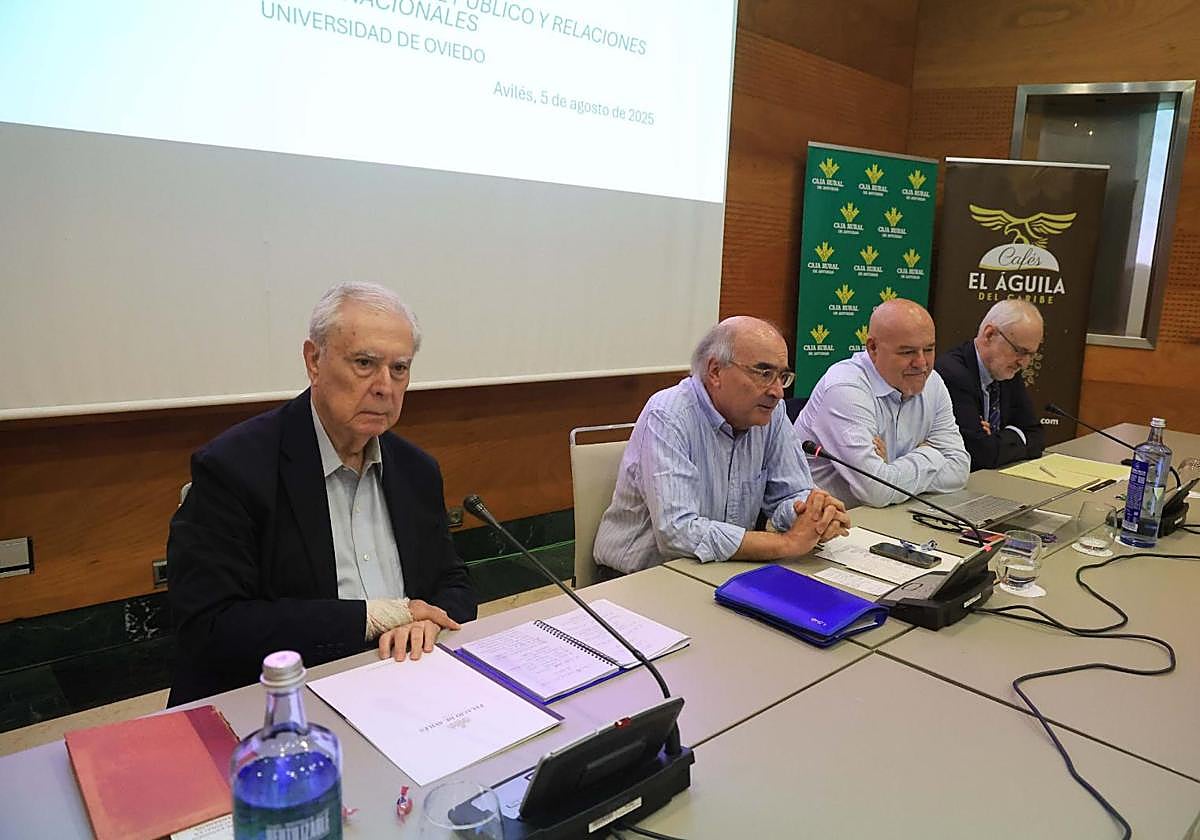 Javier Rupérez, el director de los Cursos de La Granda Benigno Pendás, Javier González Vega y Florentino Portero, esta mañana, en el Hotel Palacio de Avilés donde se celebran los Cursos de La Granda.