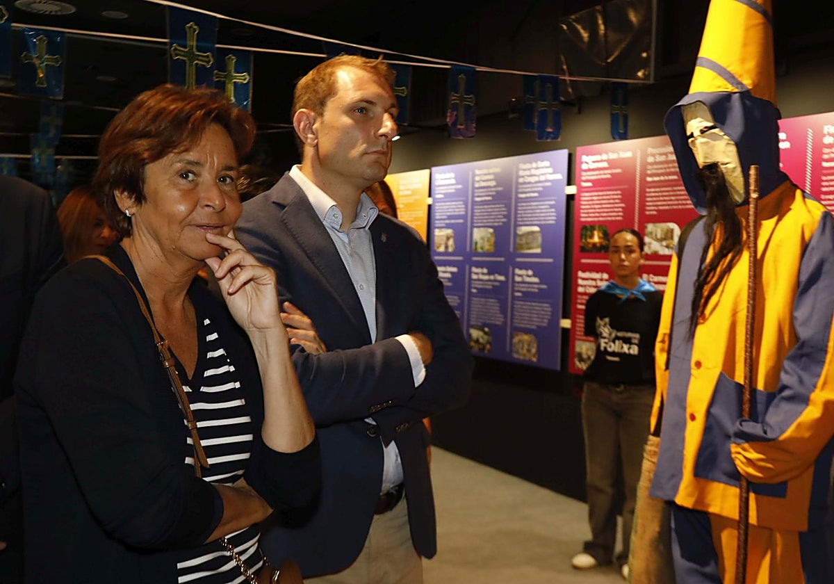 Carmen Moriyón y Adrián Pumares observan la muestra de personajes del folclore asturiano.