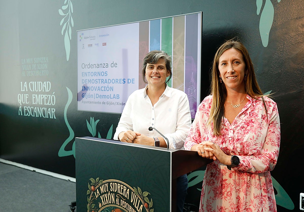 Patricia García Zapico y Ángela Pumariega, en el stand de Gijón de la Feria de Muestras.