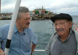 Antonio Trevín y el artista Agustín Ibarrola frente a los Cubos de la Memoria que forman el dique de Llanes.