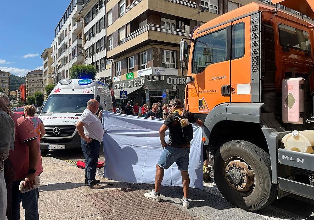 Fallece una mujer de 77 años atropellada por un camión en el centro de Pola de Siero