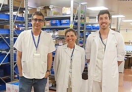 Juan José Corte, María Trujillo y Yoar Labeaga, en la farmacia del Hospital de Jove.