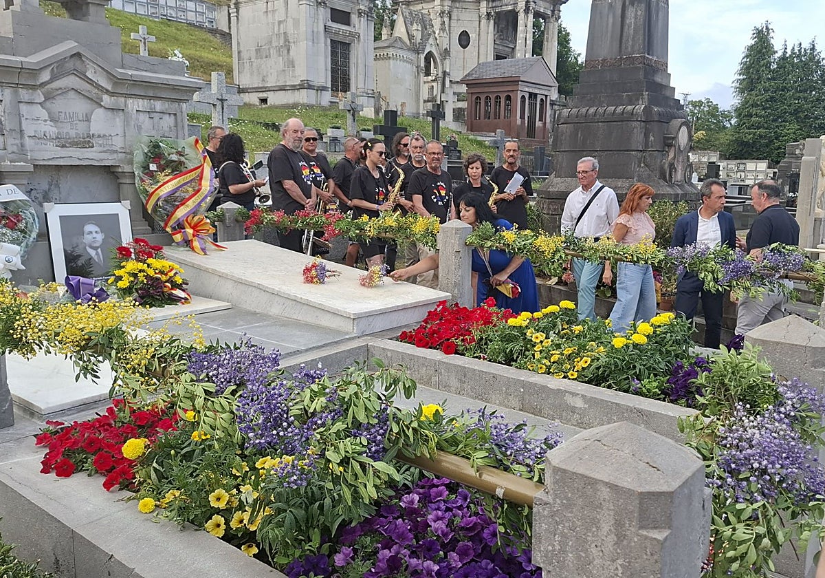 Ofrenda floral a los hermanos Carlos y Óscar Barredo en el cementerio municipal de Grado, con familiares; el historiador Pepe Sierra; el consejero Ovidio Zapico y el alcalde José Luis Trabanco.