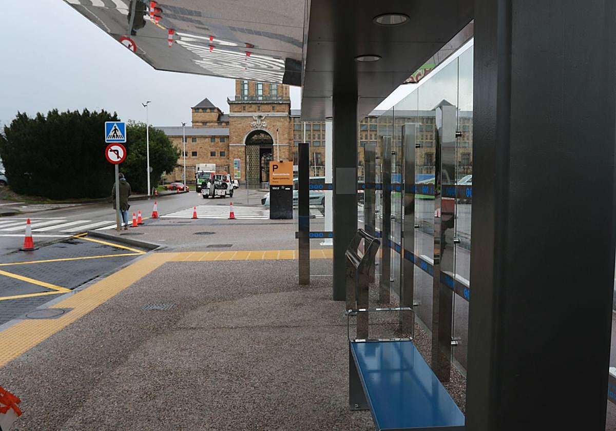 Marquesina del intercambiador de transporte de la Laboral, que pasa a manos municipales.