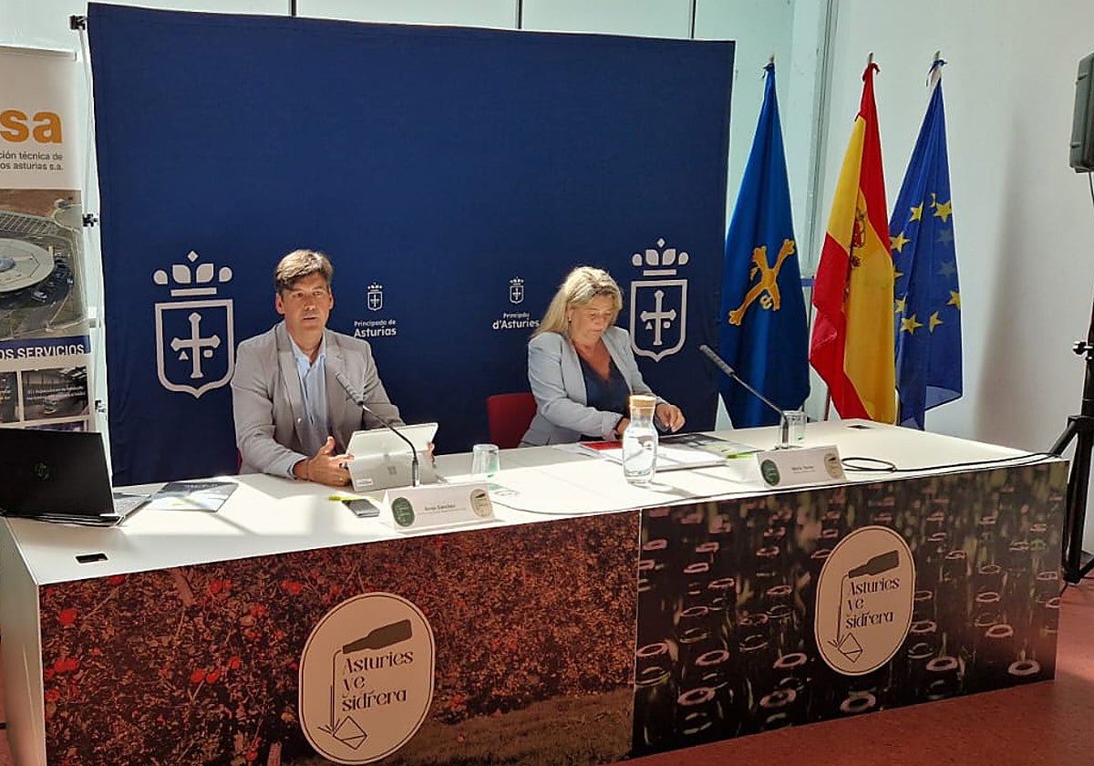 Borja Sánchez, consejero de Ciencia, Industria y Empleo, junto a la gerente de ITVASA, Marta Torre, en el Pabellón del Principado de la Fidma.